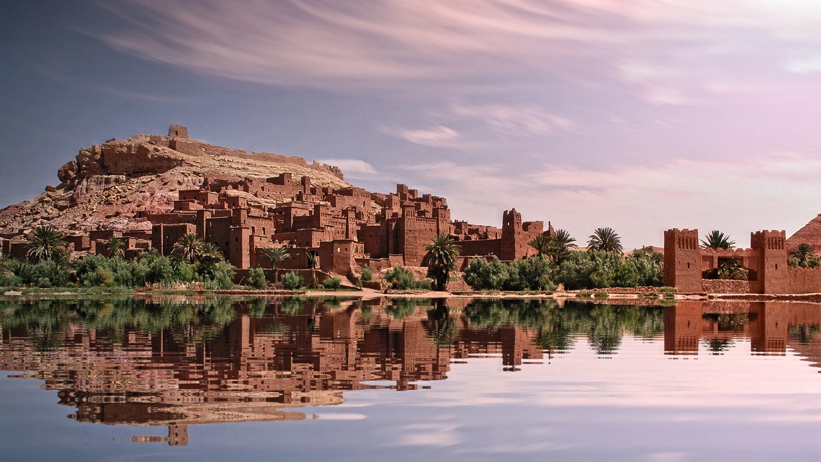 Caravane majestueuse de chameaux traversant le désert du Sahara sous un ciel bleu intense