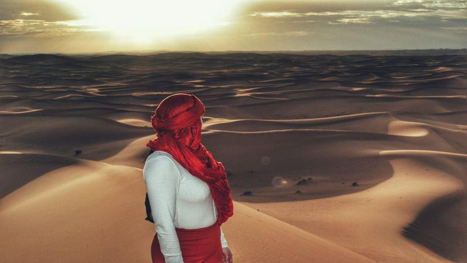 Paysage envoûtant du Sahara avec des dunes de sable doré à perte de vue